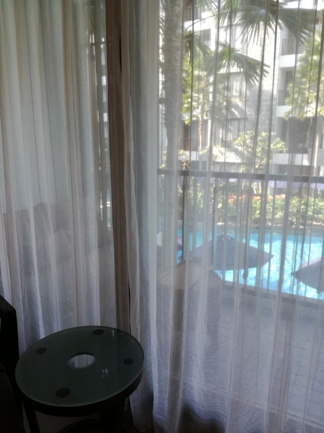 今度は2階なのでプールが近くに見えます。