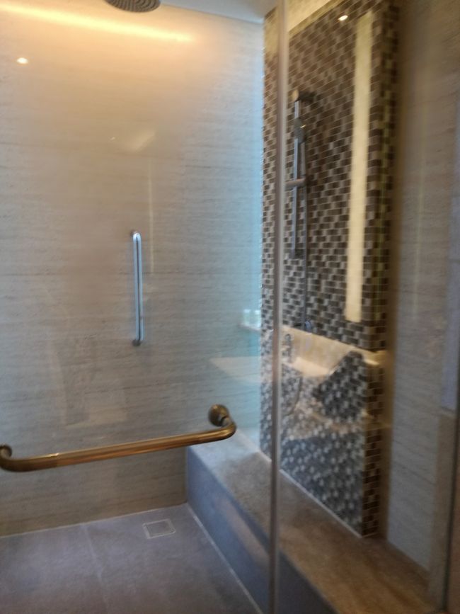 シャワーも広々！充分なお部屋ですね。