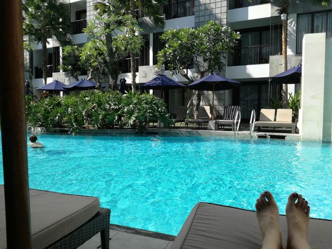 プールサイドでのんびり読書です。