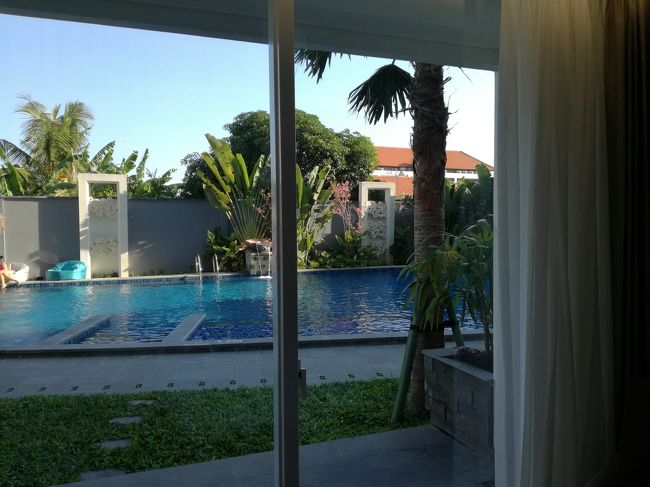 窓から見ると、プールがすぐ近く！！