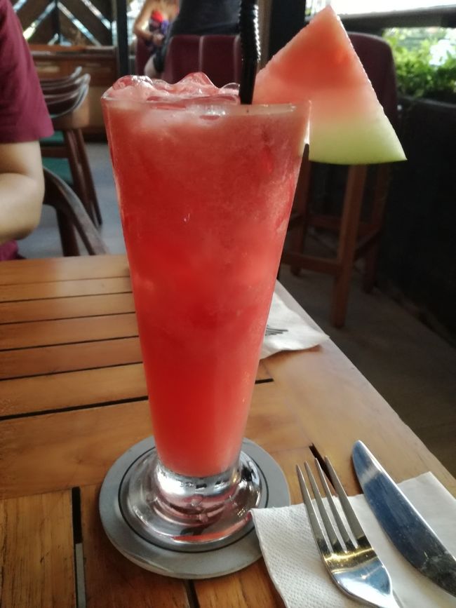 ディナーはPouletというレストランで。Pouletはフランス語でチキンだったはずだから、フレンチレストランなのかな？とにかくチキンがいっぱい食べられます。笑