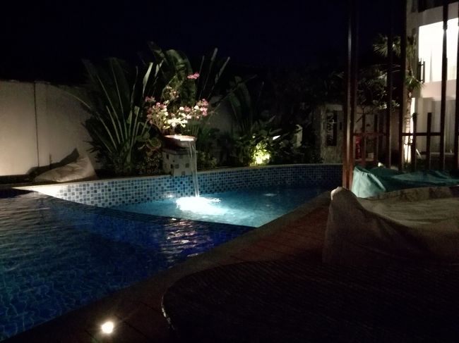 夜のプールも貸切状態です。フェアフィールドは一応レギャンにありますが、メイン通りじゃないのでレストランとかがあまり沢山無いのが惜しいですね。