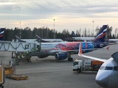 モスクワからサンクトペテルブルクへ乗り継ぎです。

待っている間に これどこの航空会社？ドラゴンだー！