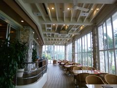 夕食ではテラス席へ案内されました。テラス席と言っても、外とは硝子窓で仕切られたエアコンの効いた快適な席です。