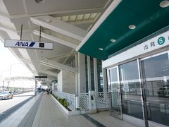 那覇空港国内線ターミナル到着。レンタカーも色々あって楽しかったけど、時間通りに計算出来るリムジンバスは安心です。