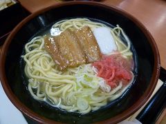 昼時とあり、どの店も入店待ちの列。とりあえず、すぐ手軽にと言う事で入った、めん処たぬき。嫁さんと息子のざるうどんに対し、沖縄に来たこだわりを行使して沖縄そば（880円）。