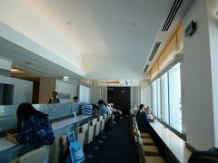 搭乗時間まで、ANA LOUNGEへ。羽田に比べると手狭な感じもありますが、シンプルで清潔感があるので充分です。