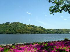 ９：３０　最初の目的地「大草山展望台」

通常は「かんざんじロープウェイ」で湖上を渡り、あの山頂から浜名湖を眺めるらしい。
だけど「車でも行ける」とクチコミにあったのでそのまま行ってみることに。

ちなみにロープウェイは往復８２０円（会員優待クラブオフで７２０円）、駐車場８００円。
カーナビは山頂にある「オルゴールミュージアム」で設定しても、大人の事情で下のロープウェイ乗り場に案内されます。