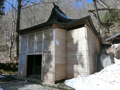 奥社のすぐ近くの九頭龍神社。まだ雪囲いがしてあるけど、中は古い社殿で綺麗だった。天手力雄命が祀られる以前から祀られていた、地元の水の神様。なぜか虫歯の神様でもあるそうだ。