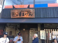 食べてばかりですが、帰る前に夕飯たべよー！と、食べログで探したお店。

開店前なのに並んでるよ～Σ(´∀｀；)