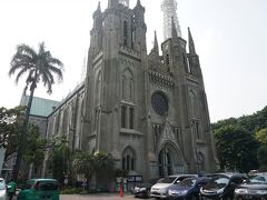 イスラム教が90%の国。
でも教会がきれい。
しかもモスクの隣。
