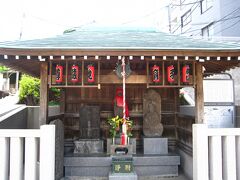 旧古河庭園から六義園へ向かう途中の日光御成道（本郷通り）の妙義坂の途中に駒込妙義坂子育地蔵尊が祀られています。
お堂の中には、お地蔵さんとおかっぱ頭のセーラー服姿の童女が片手に宝珠を持ち、もう一人は錫杖を持って手をつないでいる供養碑があります。この近くで交通事故にあって亡くなった11歳の仲良しの少女を供養するために建てられたもののようです。