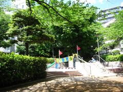 駒込公園は、都電駒込車庫跡地に出来た公園です。 園内は中央が一段低い広場になっています。アスレチック風の遊具や大きな滑り台があります。