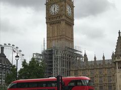 ウェストミンスター寺院の見学が終わり
ついにビッグ・ベンを目の当たりに見ました。
ロンドンを代表するランドマークですね

＜ビッグ・ベン (Big Ben)＞
イギリスの首都ロンドンにあるウェストミンスター宮殿（英国国会議事堂）に付属する時計台の大時鐘の愛称。現在では、転じて時計台全体・大時計そのものの名称として使われている。英国女王エリザベス2世の在位60周年を機にビッグ・ベンがある時計塔の名称を「クロック・タワー」(Clock Tower) から「エリザベス・タワー」(Elizabeth Tower) に改称することが了承された