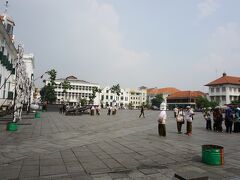 コタ駅からすぐ。
ファタヒラ広場にやってきた。
ここはオランダ植民地時代が感じられる場所。

なお、コタ駅からこの広場へは、
駅前の道路を横断する必要があります。