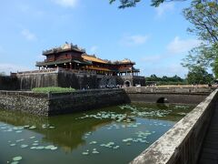 フエ王宮に来ました
ベトナム最後の王朝、阮朝の住居跡です