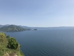 余りにも天気がいいので、普段は素通りの愛野の展望台に立ち寄る。
海も空も青い。