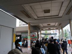 新潟駅に着いて「寒い、あまりに寒い」GW前半、半袖ですごしていたのでそのまま来てしまったのですが、ここは静岡ではなかった・・・
新潟駅到着からジェットフォイルの出船まで1時間半ほどあったので、どう過ごそうか考ましたが、とりあえずバス乗り場へ。バス乗り場もタクシー乗り場も物凄い大行列、タクシーなど1台もいません。どうやらある宗教団体の新潟大会のようで
会場のある新潟港周辺も大渋滞・・・