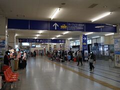 結果、何とか出船の15分前ぐらいにはバス到着したのですが、当然ランチなどの時間なく売店でお弁当とお茶を買ってあわてて乗り込みました。三島駅・東京駅でも乗り継ぎに時間がなかったので本日初めての食事になります。