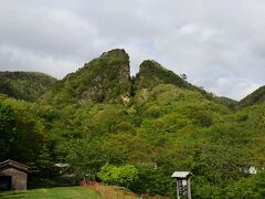 佐渡金山のシンボルで日本最大の露頭掘り採掘跡「道遊の割戸」がきれいに見えるスポットへ出ました。