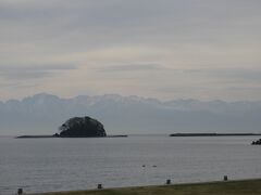 道の駅ひみ番屋街の向かいの公園からは富山湾の向こうに北アルプスが見えます。