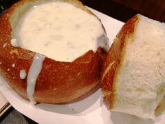 お腹も減ったのでフラフラして最後にBOUDINのクラムチャウダー

in Bread bowl

パンがドイツパン風でかなり酸っぱい。
中のスープは他にも選べます。

