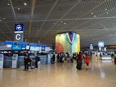 成田空港に到着。
エアカランのカウンターはまだ開いていませんでしたが、オンラインチェックインしていたので出国できました。