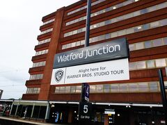 Watford Junctionで降ります

サインもあるし、駅員さんが「ハリポタスタジオでしょ？」って案内してくれるので迷いようがありません