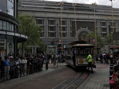 そのまま歩いてPOWELL駅へ。
着いたのは9時くらい。

お目当ての路面電車に乗ろうと乗り場に行くと、すごい列！

朝6:30から営業しているので、時間の無い方は本当に早めに行くと良いと思います。

またパウエル駅から出てるのは2線

メイソンSt経由＜＜＜ハイドSt経由の方が長くのれるので混んでます。

私たちは時間が危なくメイソンSt経由の方にまだ乗れるのに、
前に並んでる人たちが乗らなかったので、手を挙げて「乗る！」とアピールしたら
乗せてもらえました。
1回しか乗らなかったのでチケットは買わず、
乗車時に「7＄～」と徴収されました。