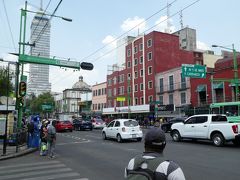市場から歩いてソカロ地区へ向かいます。
ラテンアメリカタワー