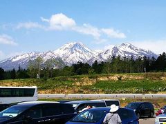 遠くに妙高山が見えます。
妙高山、黒姫山、飯綱山、戸隠山、南アルプス、甲斐駒ヶ岳、八ヶ岳、富士山と眺めながら進んでいきます。