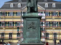 Münsterplatz（ミュンスター広場）

ミュンスター広場に到着すると、ベートーヴェンが出迎えてくれます。

威厳に満ちた顔なんですが…
丁度頭に鳩が止まっていて思わず笑ってしまいました。
