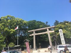 鹿島神宮！東京駅から2時間以上かかってしまいましたが、高速バスで座ってこれるので、そんなに苦痛ではない。。。けど遠いなｗバスを降りてから少し歩きます。
いい天気でテンションが上がりますね。
