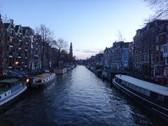 もう時間切れ、足も限界。諦めるしかなさそうです。最後に夜の運河の写真を撮って、アムステルダムとはお別れします。