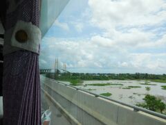 おっと前方に見えてきました。日本の援助で造られましたつばさ橋。主橋梁640メートル、橋長2,215メートル、両側の道路部分まで合わせると全長は5,400メートルに及ぶ大きな橋。