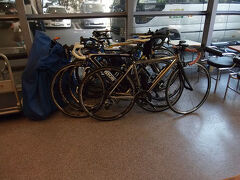 宿泊したのは、湯田中温泉　よろづや　アネックスさん。
登録有形文化財に指定された素敵な桃山風呂の温泉が有名なよろずやさんのカジュアル版。もちろん、その温泉が利用できます。
今夜宿泊するメンバー7人全員の自転車を屋内駐輪させてもらえました。
サイクリストにとってはとってもありがたいサービス。