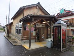 各駅停車に乗る事30分くらいで西山公園駅に着きます。普段は無人駅ですが、イベントがあるので駅員さんがいました。福井鉄道は土日にフリー切符があって、割と元取れます。