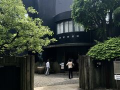 谷中散策は、まず朝倉彫塑館から。
日本近代彫塑の立役者である朝倉文夫のアトリエ兼住居だった。