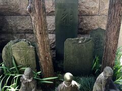 観音寺の南側の長安寺にある板碑。
板碑＝石でつくった塔婆。
鎌倉時代から室町時代にかけて関東一円に建てられた。