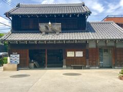 江戸時代の建築様式を伝えている旧吉田屋酒店。
言問通り沿いに建つ明治初期の建物。