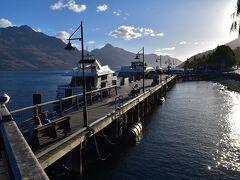 ワカティプ湖の夕景。ワカティプ湖は細長いS字型の湖で、国内第3位の広さだという。氷河湖なので非常に深い。