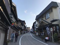 参道を再び駅へと向かいます。だんだんと日も影ってきてお店も閉まり始めていました。