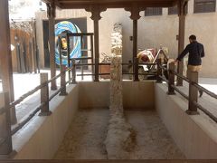 アル・ファヒディ歴史地区（バスタキヤ)に暑い中到着。

旧ドバイ城壁の跡だそうです。