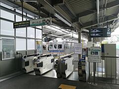 南海和歌山市駅は現在建て替え工事中。
JR紀勢線と連絡しています。
以前は一体の駅だったみたいだけど、
改札が作られて分離されていました。