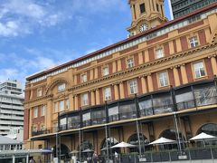 このまま、オークランドシティの中心部である港へ！

「フェリービルディング（Ferry Building）」

1912年に建てられたバロック・スタイルのフェリービルディングは、コロマンデル地方で採掘された御影石とレンガで出来ています。 