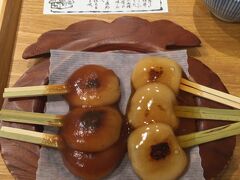 買ってみました。
お侍さんの腰に挿している日本の刀をイメージした2本の串に刺さっているのが特徴だそうです。
右が醤油。左が味噌味。やわらかで美味しいです。
ちょっと小休止に良いですね。
