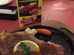 何、食べる？
「頑張ったのだから、日本一に輝いた鹿児島黒牛ステーキ、いっちゃいましょう！」という元気な友人の発声に大賛成！
