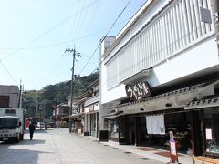 天橋立の智恩寺の門前のお土産店街のようすです。ここには多くのお店が見られます。当地の名産からこの付近の名品を手にいれることが出来ます。