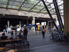 次は西駅に行って世界一美しいマクドナルドを見ることに。
地下鉄を乗り換えて先ずは西駅に。
ここから国内線、国際線が利用できるので次回はプラハに移動したいと思う。近代的な感じより、かなりレトロな感じの駅でホッとする。