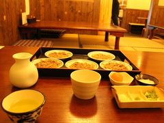 江戸時代中期の宝永3（1706）年に信州上田藩の仙石氏がお国替えで出石藩にやって来た際、そば職人をお供に連れてきたのが始まりだと伝わる「出石そば」は、長年郷土料理として地域の人から愛されてきたそう。
いろいろあるようですが、５皿のお蕎麦をまずそばをつゆでたべる。それに、とろろなどを加えて、最後に卵をいれて食べる。いろいろのそばを味わえます。これもお勧めです。